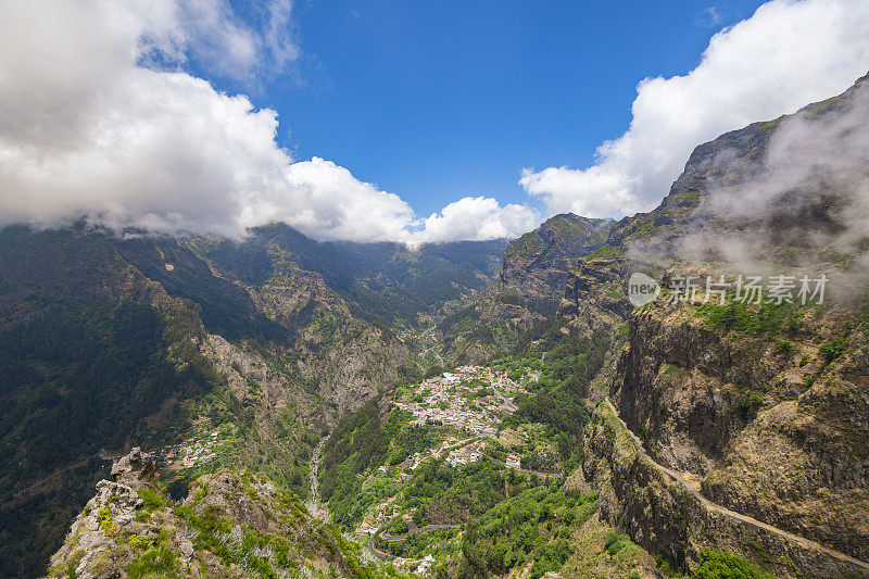 Miradouro do Curral das Freiras的视角与壮观的尼姑山谷在马德拉岛